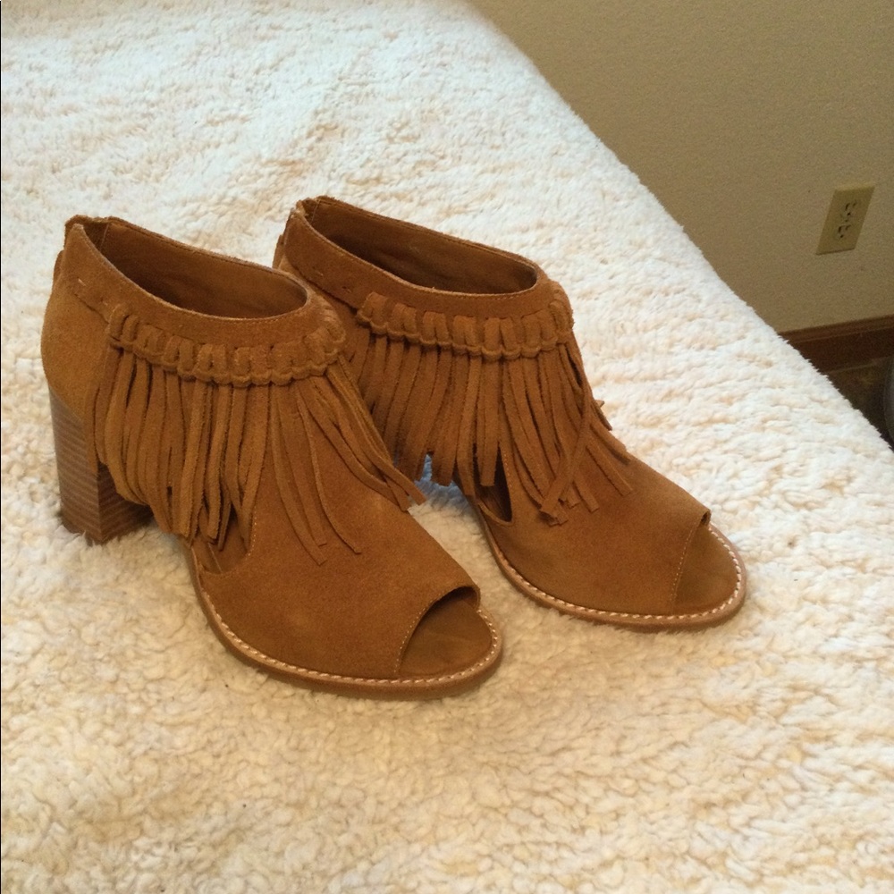 Like new !!  Fringed open toe booties